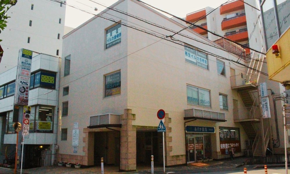 柿生イルカ接骨院が入るビル（柿生駅より徒歩２分）
